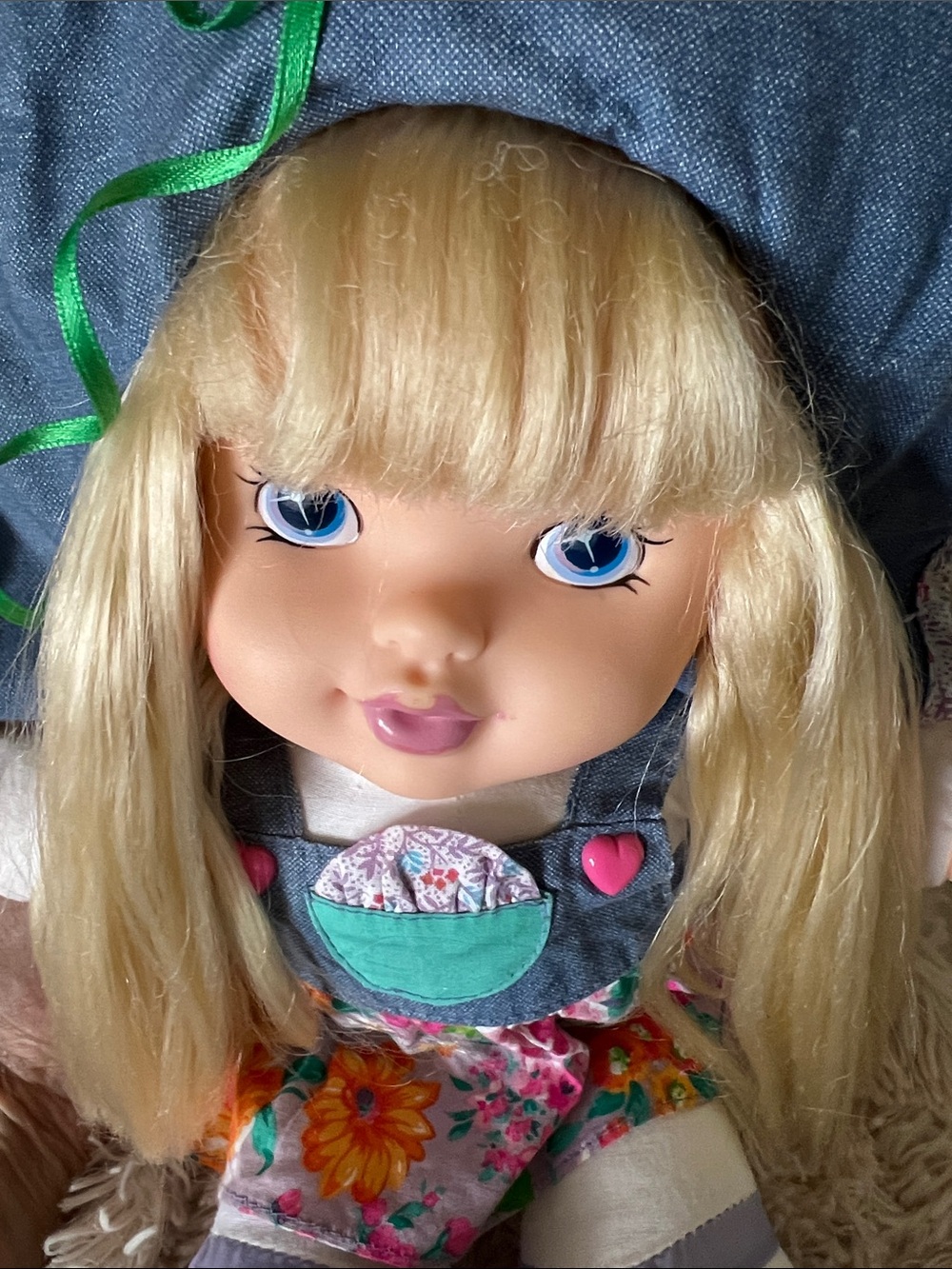 VINTAGE 1990s DSI Toys Baby Pick Me Up doll TALKS & GIGGLES!! denim & floral - Picture 16 of 17